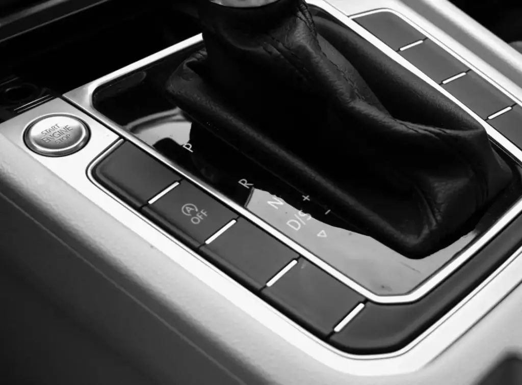 Auto salona pārnesumu selektors ar redzamu automātiskās Start Stop sistēmas izslēgšanas pogu (A OFF) blakus.