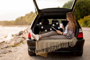 sieviete sēž auto bagāžniekā
