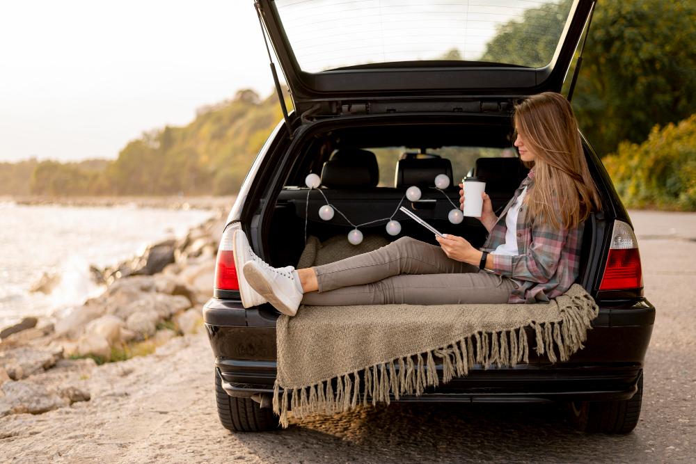 sieviete sēž auto bagāžniekā