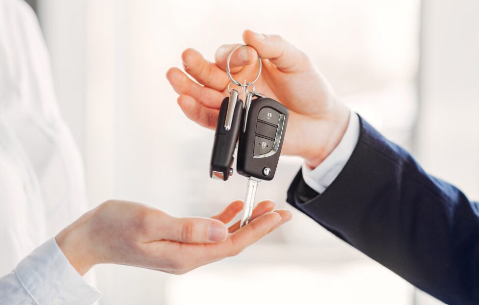 sniedz auto atslēgas