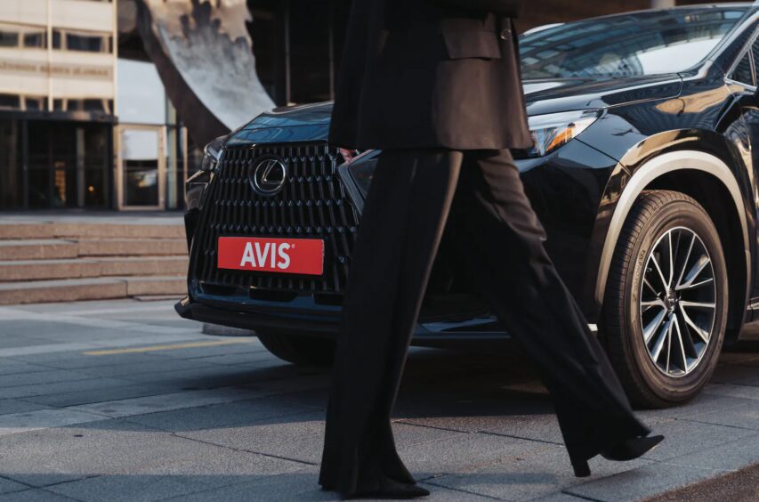 avis ilgtermiņa auto nomas Lexus automašīna