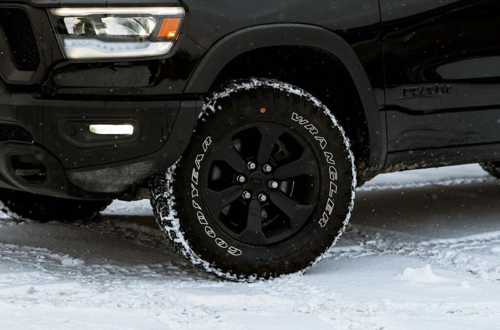 melns SUV auto ar ziemas riepām