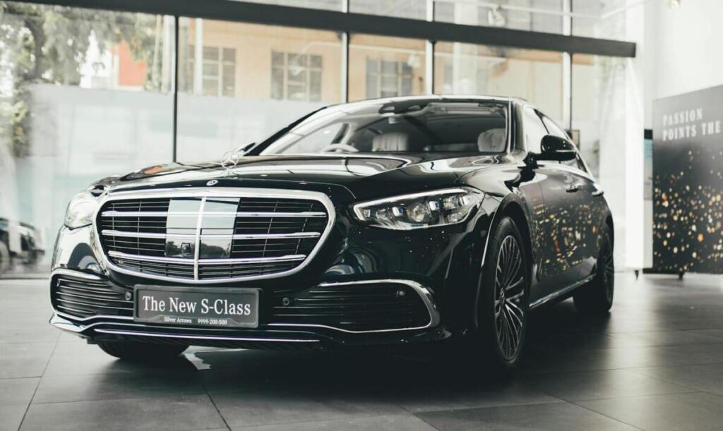 melnas krāsas jauna mercedes benz s klases automašīna auto salonā