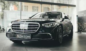 melnas krāsas jauna mercedes benz s klases automašīna auto salonā