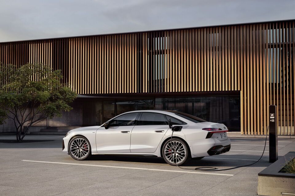 A6 Sedan e-hybrid quattro automobilio nuoma